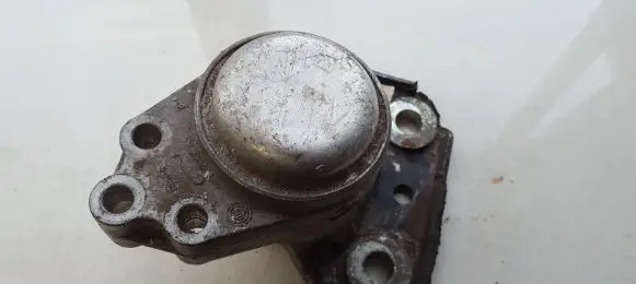 Mazda 2 Engine mount bracket