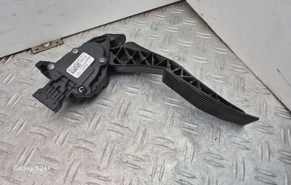 Opel Insignia A Accelerator throttle pedal 13237352