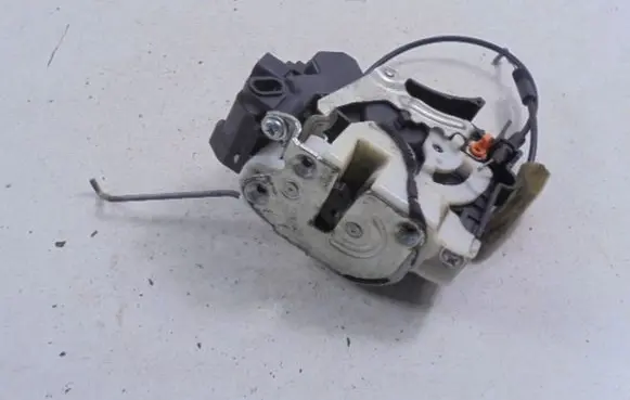 Mitsubishi Lancer VIII Front door lock