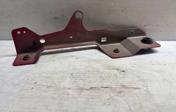 Volvo XC40 Fender mounting bracket 31469382