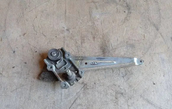 Rear door manual window regulator