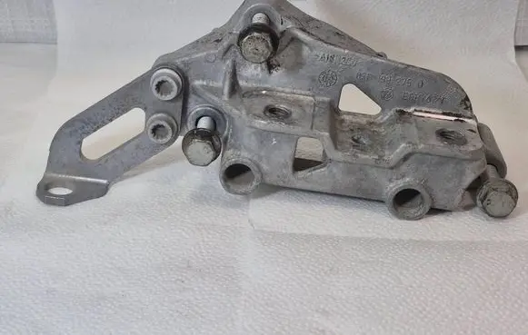 Engine mounting bracket