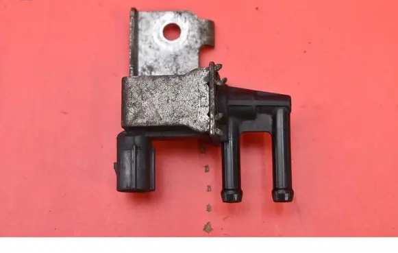 Suzuki Swift I Vacuum valve K5T46771