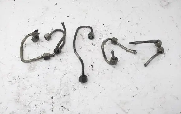 Volkswagen Touran II Fuel injector supply line/pipe 