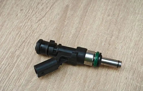BMW X5 G05 Fuel injector 8483304