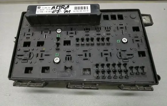 Opel Zafira B Fuse module 13250232