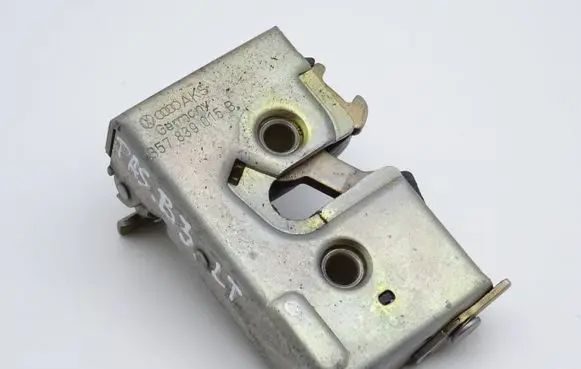 Volkswagen PASSAT B3 Rear door lock 357839015B