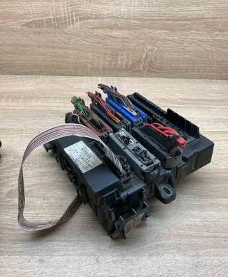 Opel Vectra C Fuse module 13170890 460023260 108811