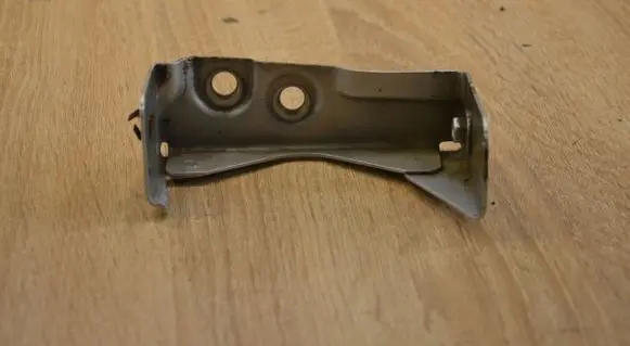 Headlight/headlamp mounting bracket