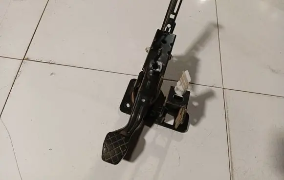 Volkswagen Golf IV Clutch pedal 