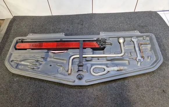 BMW 7 E38 Tool box 1180681
