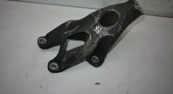 Engine mounting bracket