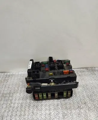 Peugeot 307 Fuse module 9650664080 P7240443