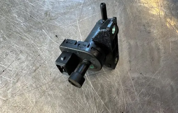 Renault Koleos I Turbo solenoid valve 8200762597