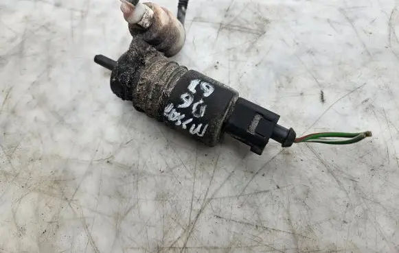 Volkswagen PASSAT B6 Windscreen/windshield washer pump 1K6955651
