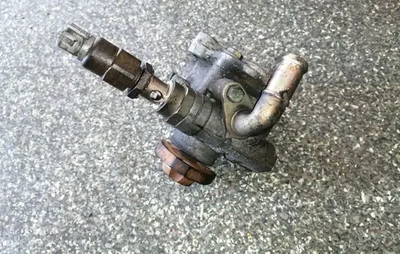 Volkswagen Golf IV Power steering pump 1J0422154B