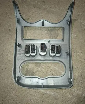 Dacia Logan I Dashboard center trim panel 682606715R