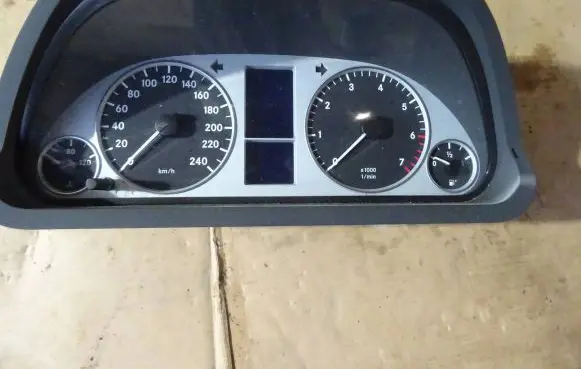 Mercedes-Benz B W245 Speedometer (instrument cluster) A1695407247 A1695404411 A1694420321