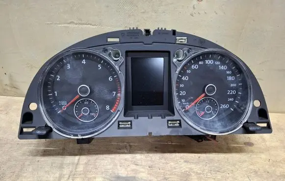 Volkswagen PASSAT B7 Speedometer (instrument cluster) 3AA920870C