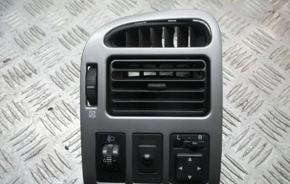 Toyota Avensis T220 Dashboard side air vent grill/cover trim