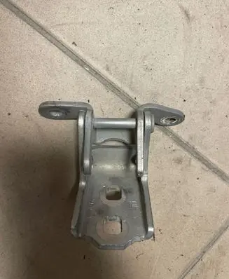 Opel Insignia A Rear door lower hinge A046574