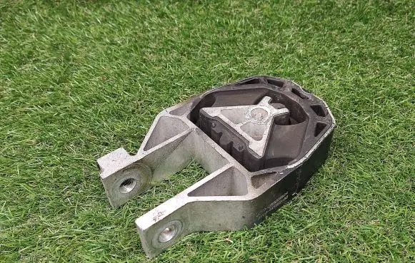 Volvo S40 Engine mount bracket AV616P082AB