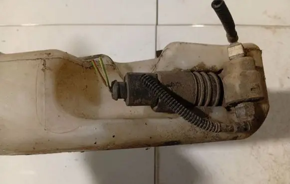 Volkswagen Polo IV 9N3 Windscreen/windshield washer pump 