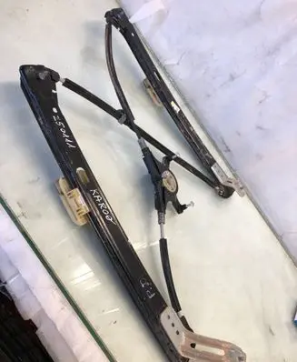 Skoda Karoq Front window lifting mechanism without motor