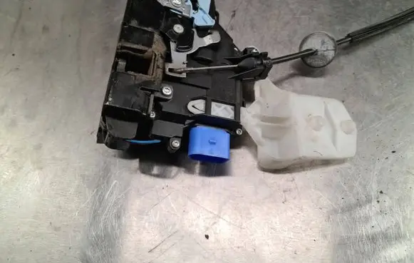 Volkswagen Caddy Front door lock 3D1837015AS