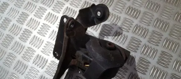 Nissan X-Trail T30 Engine mount bracket