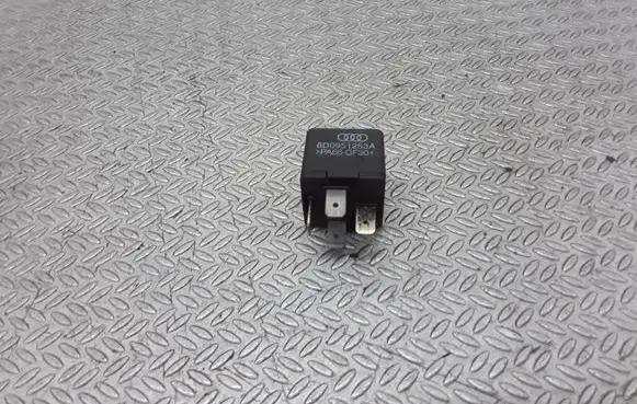 Volkswagen PASSAT B5.5 Other relay 8D0951253A