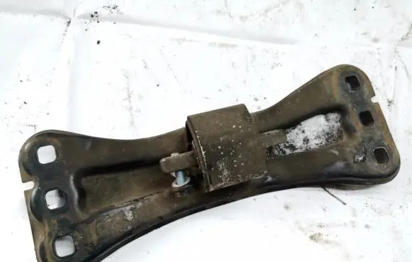 Mercedes-Benz C W203 Engine mount bracket a2032420501