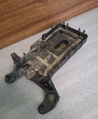 Volkswagen PASSAT B6 Battery tray 1K0915333C