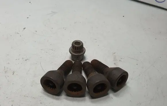 BMW 1 E81 E87 Anti-theft wheel nuts and lock 