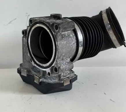 BMW 1 E81 E87 Throttle body valve 13547561067