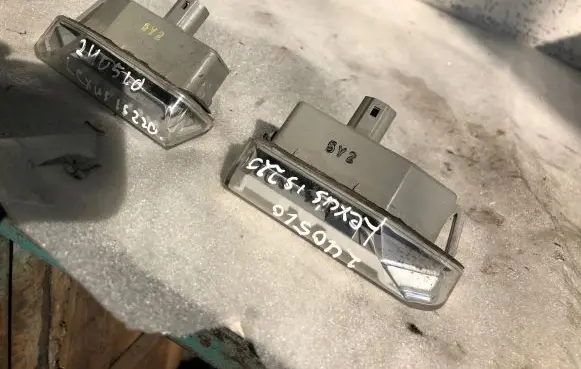 Lexus IS 220D-250-350 Number plate light E130651