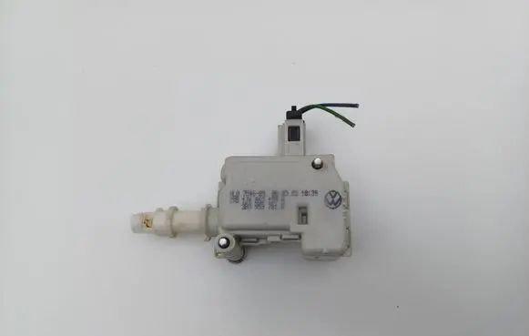 Volkswagen Golf IV Tailgate boot lock/latch motor 1J6862159A 3B0959781B