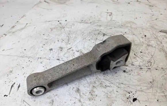 Land Rover Evoque I Engine mount bracket