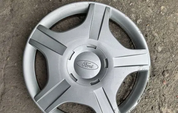 Ford Fiesta R14 wheel hub/cap/trim 2M511130AA
