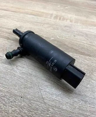 BMW 5 E39 Headlight washer pump 8377613