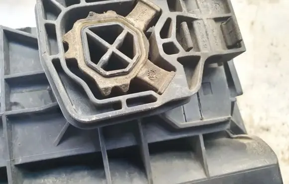 Radiator mount bracket