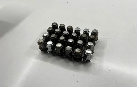 Toyota Hilux (AN10, AN20, AN30) Nuts/bolts