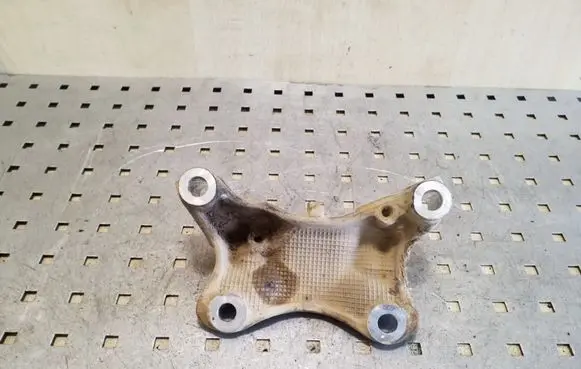 Honda CR-V Engine mounting bracket