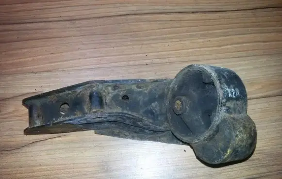 Nissan Almera Engine mount bracket