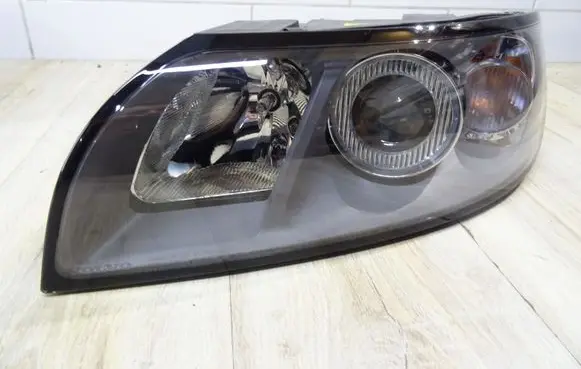 Volvo V50 Headlight/headlamp 31335221