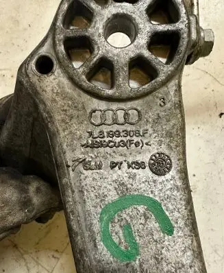 Audi Q7 4L Engine mounting bracket 7L8199308F