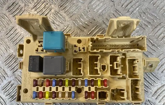 Toyota Avensis T250 Fuse module 82641CA010 4470536898 905762