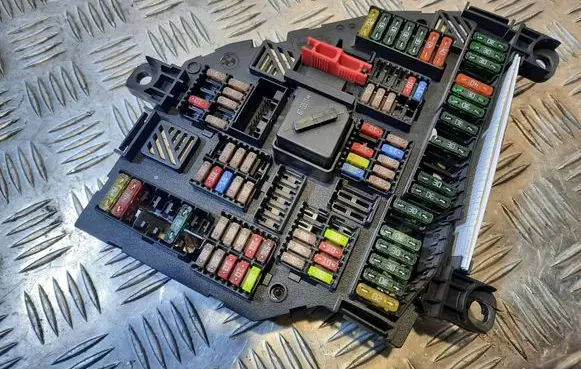 BMW 5 F10 F11 Fuse module 1670498