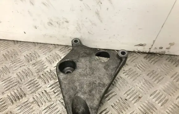 BMW 4 F32 F33 Engine mounting bracket 6788611