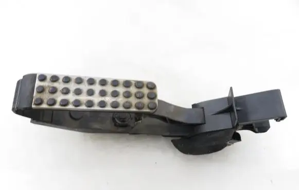 Mercedes-Benz C W203 Accelerator throttle pedal 2033000604